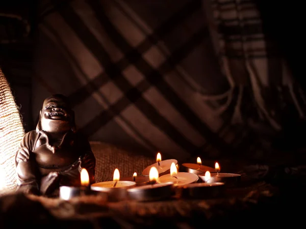 Posąg Buddy medytacja z herbata światło świece średni strzał — Zdjęcie stockowe