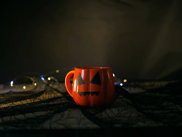 Halloween napój dyniowy z polewą śmietankową na ciemnym tle — Zdjęcie stockowe