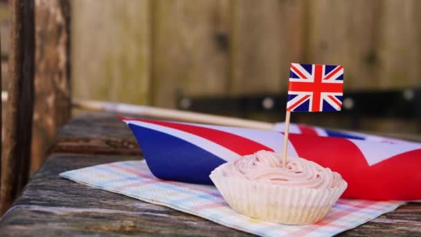 Comida tradicional inglesa de cupcake assado com bandeira de jack de união — Vídeo de Stock