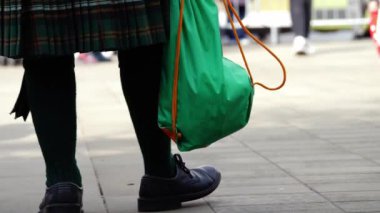  St. Patrick Günü kutlamaları İskoç eteği giymiş bir adamın müziğe ayak uydurmasıyla