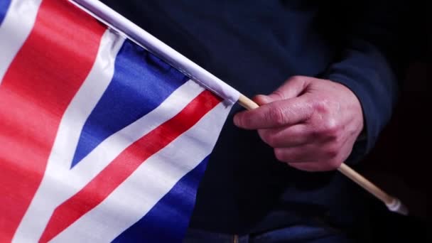 Citoyen britannique agitant le drapeau Union Jack — Video
