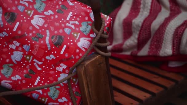 Wooden sleight with wrapped Christmas gift — Stockvideo