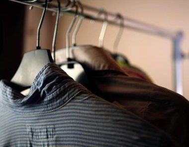 Giysiler korkuluklara asılmış. Yakın çekim. 