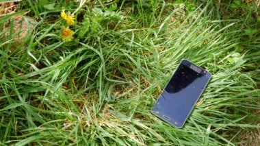 Kayıp cep telefonu çimenlerde kalmış. 