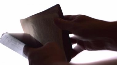 İncil 'in el açtığı sayfaları göksel ışıkta