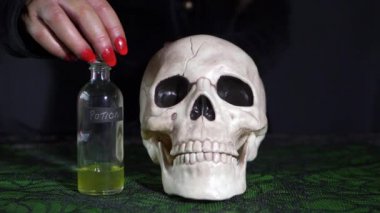 Kötü cadı elleri iksir ve kafatası ile