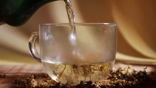 불면증 치료제로 카모 밀레 차 약초를 끓이는 모습 — 비디오