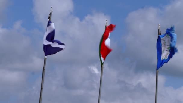 Σημαίες της Σκωτίας Yorkshire και της Ιρλανδίας φυσούν σε θυελλώδη ημέρα — Αρχείο Βίντεο