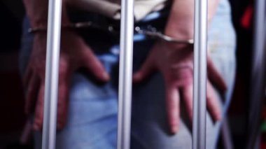 Arkaplanda tutuklu olan parmaklıklar