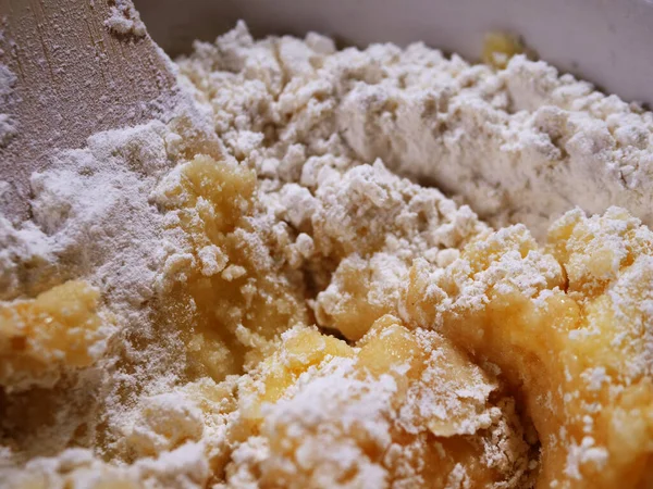 Kek karışımı karıştırılmaya hazır. 