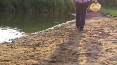 Kadınlar göl kenarında yürümekten hoşlanır.