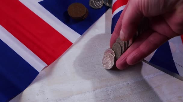Mains comptant l'argent britannique en pièces — Video