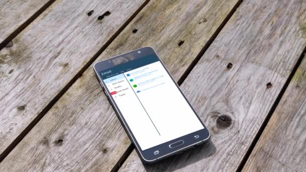 Emails downloading into inbox on cellphone — Vídeo de Stock
