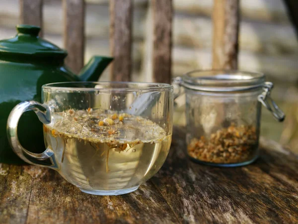 Papatya çayı, çaydanlıkla birlikte yeni demlenmiş.