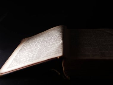Kutsal Kitap koyu arkaplan orta çekim üzerine açık