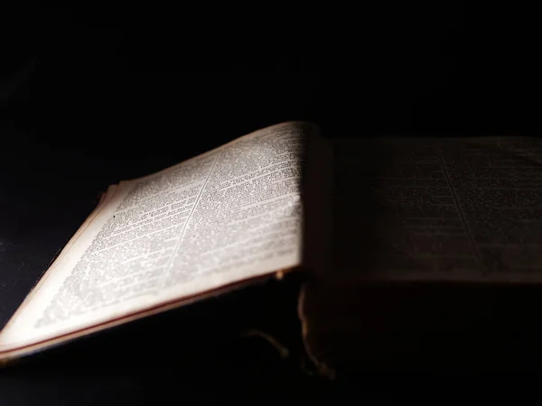 Kutsal Kitap koyu arkaplan orta çekim üzerine açık