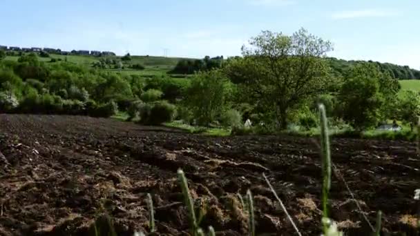 Ферма в Йоркшире с пахотой борозд почвы — стоковое видео