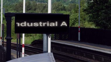 Endüstriyel eylem, LED kaydırma panelindeki iletiyi tren istasyonunda seçici odak noktasında geciktirir