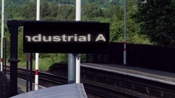 Arbeitskampf Verzögert Meldung Auf Led Scrollfeld Bahnhof Mittlerer Schuss Selektiver — Stockvideo