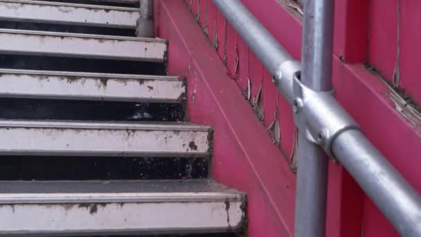 Escalera Entrada Estación Tren Enfoque Selectivo Medio Cámara Lenta — Vídeos de Stock