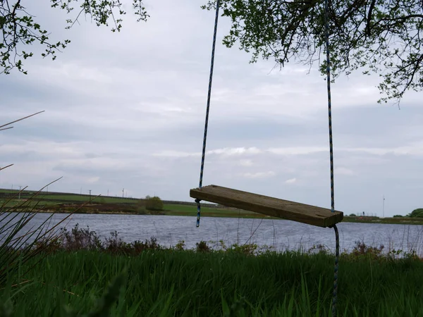 田舎の中で湖によって空の木製スイングショット選択的フォーカス — ストック写真