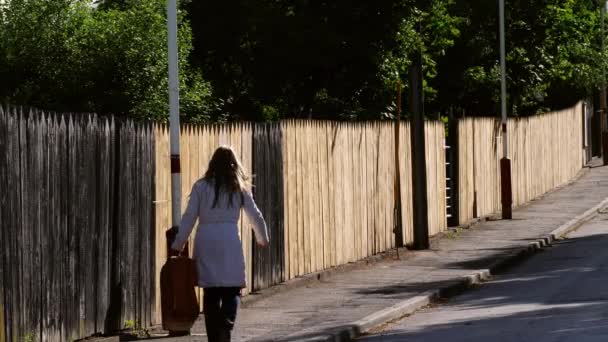 Mujer Con Maleta Camina Calle Vacía Amplio Tiro Cámara Lenta — Vídeos de Stock