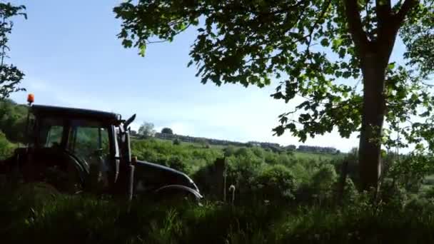 Traktor Unter Einem Baum Der Landschaft Geparkt Medium Zeitlupe Zoomen — Stockvideo