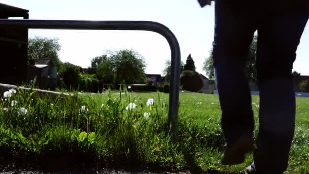 Vrouw Loopt Door Stedelijk Park Slow Motion Medium Low Shot — Stockvideo