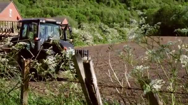 Pradera Verano Con Tractor Campo Surco Arado Zoom Cámara Lenta — Vídeo de stock