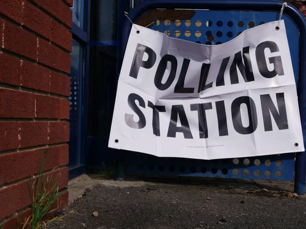 Polling Station British Political Election Medium Panning Shot Selective Focus — Foto de Stock