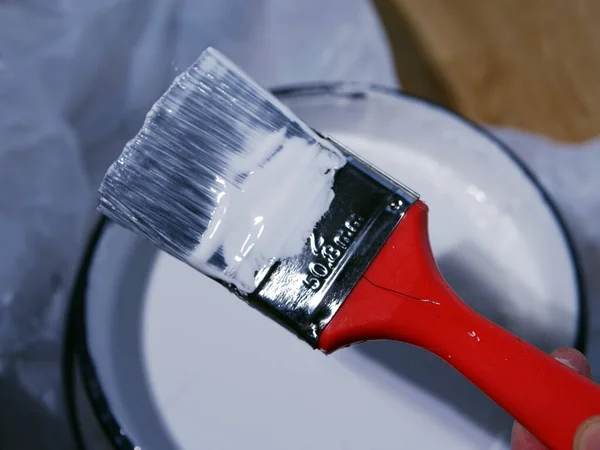 Pincel Pintura Com Lata Tinta Branca Para Decorar Close Tiro — Fotografia de Stock