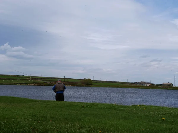 田舎の湖でリラックスした漁師ワイドショット選択的フォーカス — ストック写真