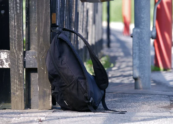 Demiryolu platformunda bırakılan şüpheli sırt çantası seçici odak noktası