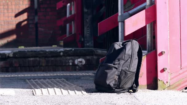 Mochila Sospechosa Izquierda Plataforma Ferroviaria Tiro Amplio Enfoque Selectivo Cámara — Vídeos de Stock