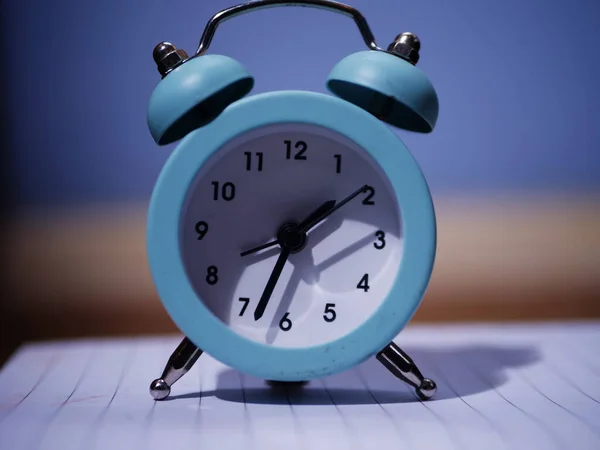 Reloj Despertador Tradicional Que Muestra Tiempo Primer Plano Enfoque Selectivo — Foto de Stock