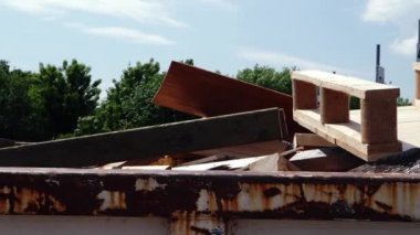 Arazi dolgusu için ahşap ev çöpü seçici odak noktası olan orta büyüklükte bir sandık.
