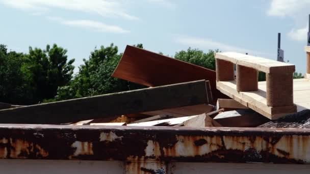 Drewniane Śmieci Dla Gospodarstw Domowych Składowisko Skrzyni Średniej Panning Shot — Wideo stockowe