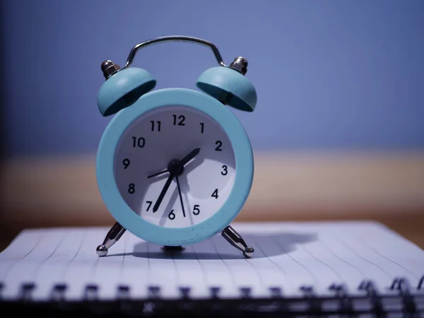 Reloj Despertador Tradicional Que Muestra Tiempo Enfoque Selectivo Tiro Medio — Foto de Stock