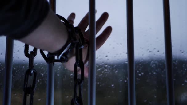 Ruka Vězně Řetězech Proti Vězeňským Mřížím Střední Výstřel Zpomalení Selektivní — Stock video