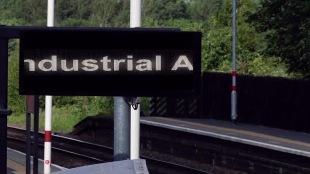Acción Industrial Retrasa Mensaje Panel Desplazamiento Led Estación Tren Zoom — Vídeo de stock