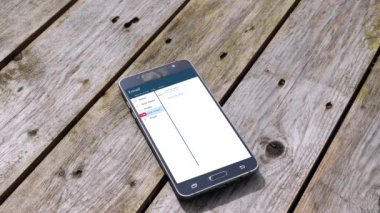 Gelen kutusuna indirilen e-postalar cep telefonunun orta ölçekli seçici odak noktasında