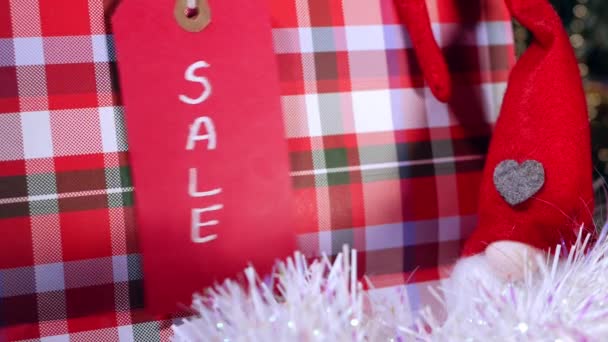 Weihnachtsverkauf Geschenkanhänger Mit Niedlichen Weihnachtszwerg Dekoration Nahaufnahme Dolly Schuss Selektiven — Stockvideo