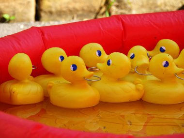 Funfair 'de bir ördek çocuk oyunu oynat. Orta derece seçici odaklanma.