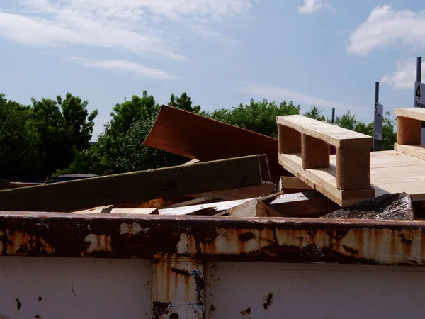 Arazi doldurmak için ahşap ev çöplüğü seçici bir odak noktasında.