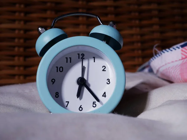 Reloj Despertador Tradicional Que Muestra Tiempo Enfoque Selectivo Tiro Medio —  Fotos de Stock