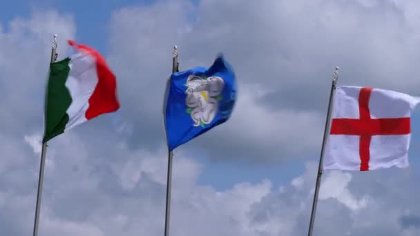 Прапори Йоркширу Англії Вибухають Вітряний День Середній Постріл Сповільнення Руху — стокове відео