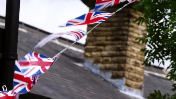 Union Jack British Flag Bunting Queenジュビリーお祝い中出し背景ズームアウト選択的フォーカス — ストック動画