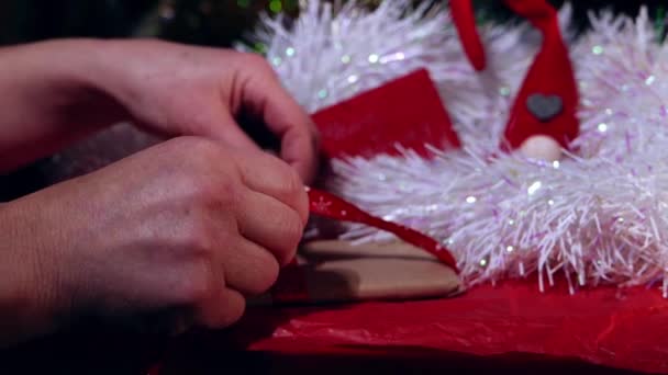 Noel Hediyesini Paketleyen Eller Seçici Odak Noktasını Kapatır — Stok video