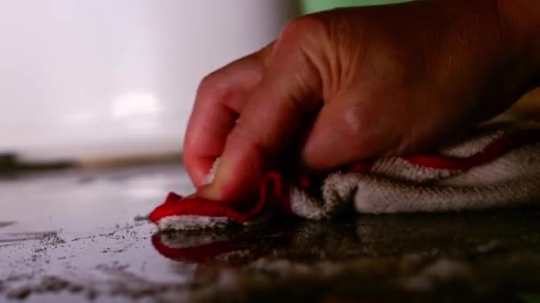 Handreinigung Ofen Arbeitsfläche Mit Tuch Nahaufnahme Schuss Zeitlupe Selektive Fokussierung — Stockvideo