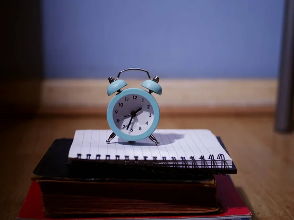 Reloj Despertador Tradicional Que Muestra Enfoque Selectivo Tiro Ancho Tiempo — Foto de Stock
